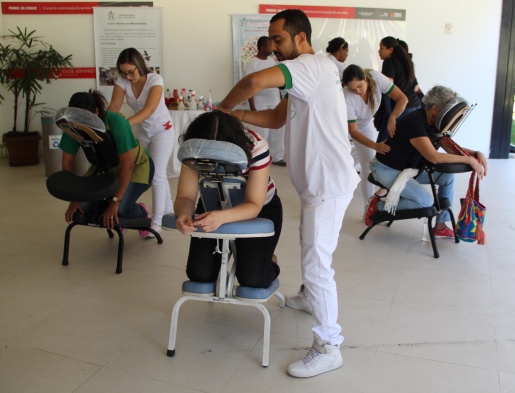 Cleiton aproveitou a oportunidade para praticar o que é ensinado em sala de aula e também para aprender a lidar com o público diverso. Foto: Franciele Xavier (SEE/MG) Cleiton aproveitou a oportunidade para praticar o que é ensinado em sala de aula e também para aprender a lidar com o público diverso. Foto: Franciele Xavier (SEE/MG)